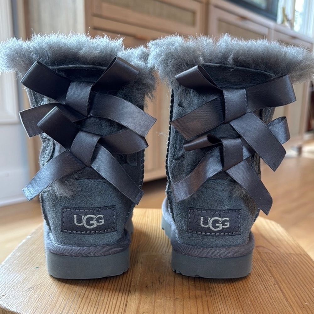 UGG Baby Girls Grey Suede Leather Boots Bailey Bow II Mini Classic Size 6